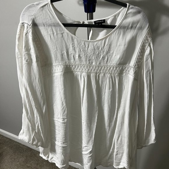 COPY - Torrid White Crinkle Gauze Embroidered Top size 3x - Picture 2 of 3